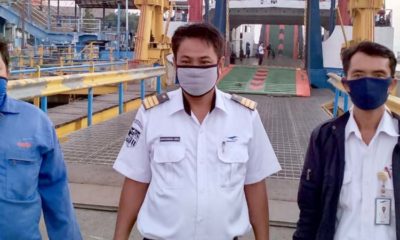 petugas ASDP pelabuhan ujung kamal