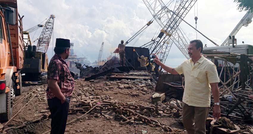 Wakil ketua komisi A DPRD Bangkalan, Ha'i saat di lokasi pemotongan kapal di Kamal