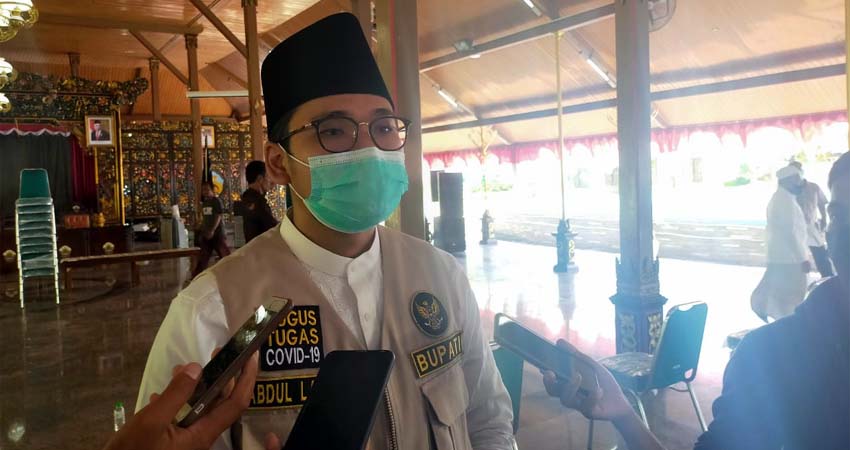 Bupati Bangkalan, R Abdul Latif Amin Imron saat diwawancarai