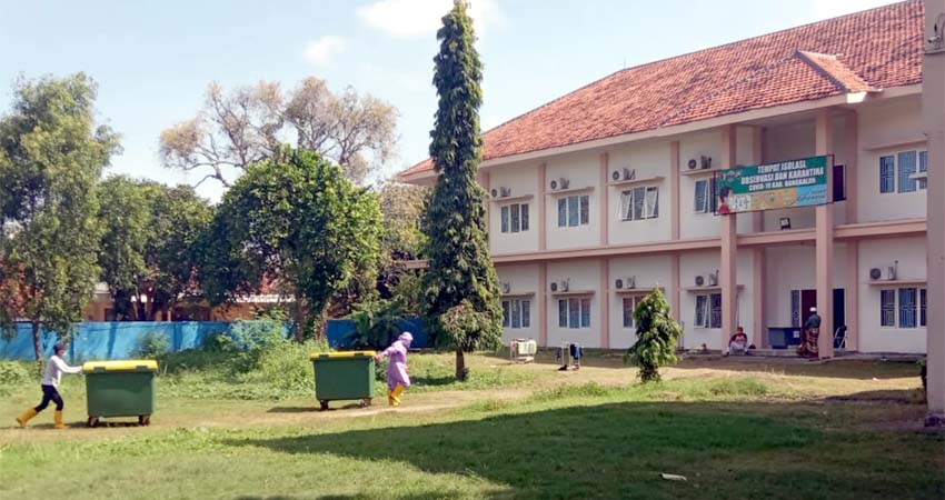Salah satu petugas saat membersihkan balai diklat