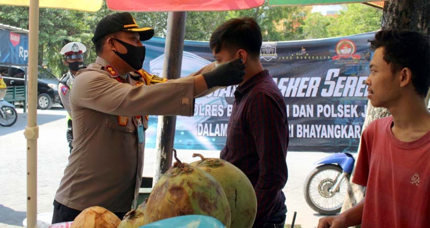 Kapolres Bangkalan Bagikan Masker